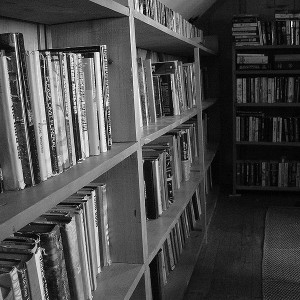 800px-Old_bookshelves
