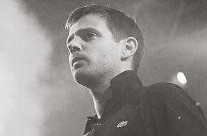 400px-Mike_Skinner_of_The_Streets_live_at_Parklife,_Sydney_2011_02