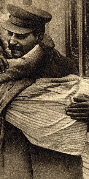 768px-Joseph_Stalin_with_daughter_Svetlana,_1935