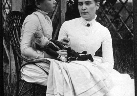 473px-Helen_Keller_with_Anne_Sullivan_in_July_1888