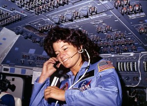 800px-Sally_Ride,_America's_first_woman_astronaut_communitcates_with_ground_controllers_from_the_flight_deck_-_NARA_-_541940
