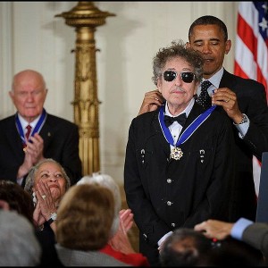 741px-President_Barack_Obama_presents_American_musician_Bob_Dylan_with_a_Medal_of_Freedom