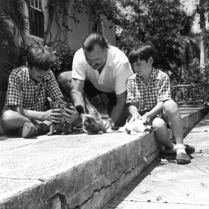 577px-Ernest_Hemingway_with_sons_Patrick_and_Gregory_with_kittens_in_Finca_Vigia,_Cuba