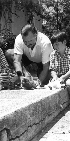 577px-Ernest_Hemingway_with_sons_Patrick_and_Gregory_with_kittens_in_Finca_Vigia,_Cuba