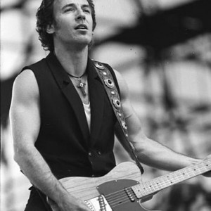 379px-Bundesarchiv_Bild_183-1988-0719-38,_Bruce_Springsteen,_Konzert_in_der_DDR