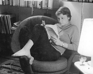 588px-Bundesarchiv_Bild_183-52521-0008,_Wohnzimmer,_Ursula_Am-Ende