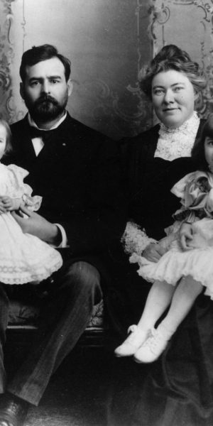 792px-Ernest_Hemingway_with_Family,_1905