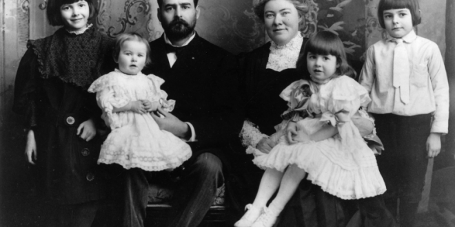 792px-Ernest_Hemingway_with_Family,_1905