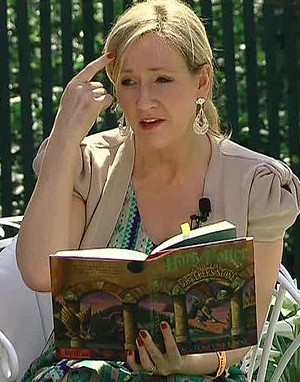 800px-J._K._Rowling_at_the_White_House_2010-04-05_8