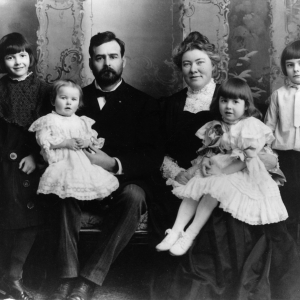 792px-Ernest_Hemingway_with_Family,_1905