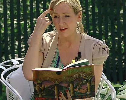 800px-J._K._Rowling_at_the_White_House_2010-04-05_8