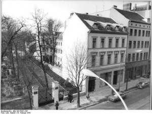 796px-Bundesarchiv_Bild_183-T0411-347,_Berlin,_Brecht-Haus[1]