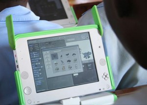 800px-One_Laptop_per_Child_at_Kagugu_Primary_School,_Kigali,_Rwanda-19Sept2009