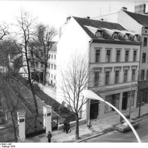 796px-Bundesarchiv_Bild_183-T0411-347,_Berlin,_Brecht-Haus[1]