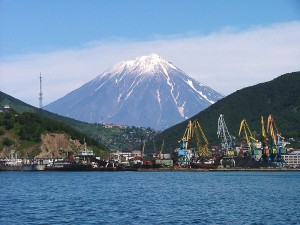 800px-Petropavlovsk_Kamcatskij_Volcan_Koriacky_in_background