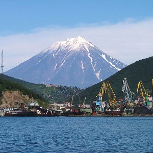 800px-Petropavlovsk_Kamcatskij_Volcan_Koriacky_in_background