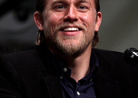 465px-Charlie_Hunnam_by_Gage_Skidmore_3