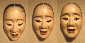 800px-Three_pictures_of_the_same_noh_'hawk_mask'_showing_how_the_expression_changes_with_a_tilting_of_the_head