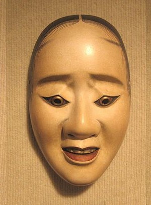 800px-Three_pictures_of_the_same_noh_'hawk_mask'_showing_how_the_expression_changes_with_a_tilting_of_the_head