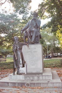 Dickens_Statue
