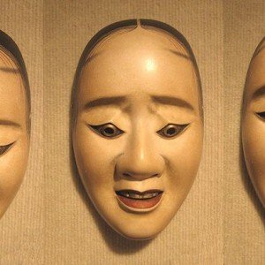 800px-Three_pictures_of_the_same_noh_'hawk_mask'_showing_how_the_expression_changes_with_a_tilting_of_the_head