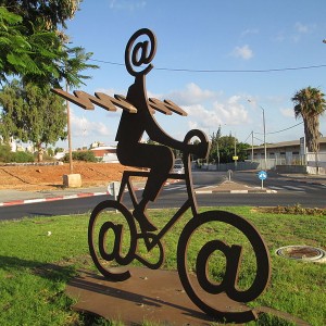 PikiWiki_Israel_32304_The_Internet_Messenger_by_Buky_Schwartz