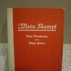 800px-Erstausgabe_von_Mein_Kampf