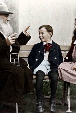 Лев Толстой с внуците си