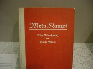 800px-Erstausgabe_von_Mein_Kampf1-300x225