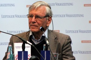 800px-Leipziger_Buchmesse_2013_Amos_Oz