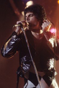 Freddie_Mercury_performing_in_New_Haven,_CT,_November_1978