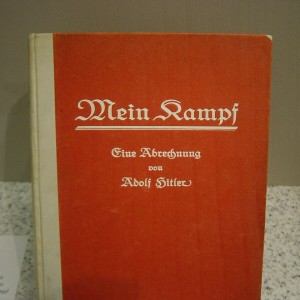 1280px-Erstausgabe_von_Mein_Kampf