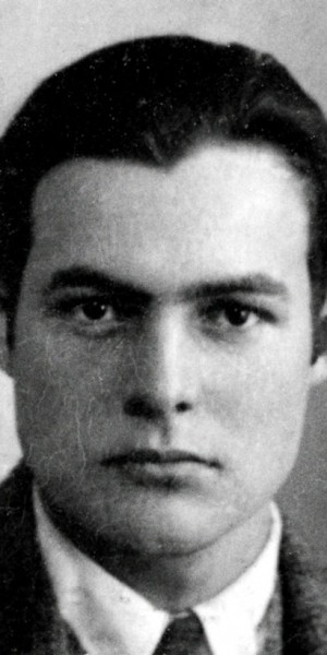 Ernest_Hemingway_1923_passport_photo