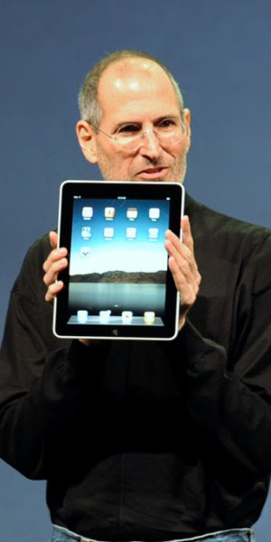 1024px-Steve_Jobs_with_the_Apple_iPad_no_logo
