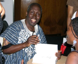 Ngũgĩ_wa_Thiong'o_(signing_autographs_in_London)