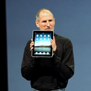 1024px-Steve_Jobs_with_the_Apple_iPad_no_logo