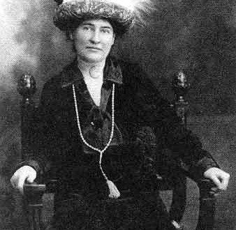 Willa_Cather_ca._1912_wearing_necklace_from_Sarah_Orne_Jewett