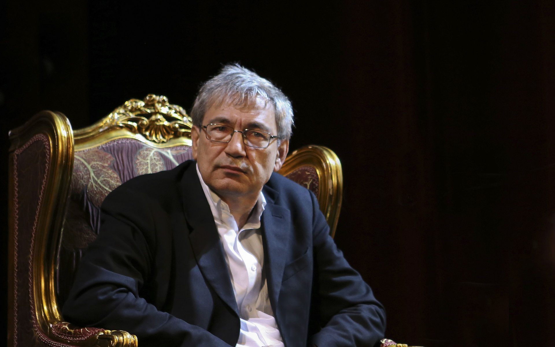 Orhan_Pamuk_in_Rustaveli_Theatre_Tbilisi_Georgia_2014
