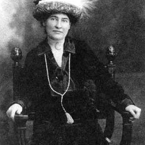 Willa_Cather_ca._1912_wearing_necklace_from_Sarah_Orne_Jewett