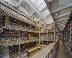1024px-Interieur_overzicht_bibliotheekzaal_-_Amsterdam_-_20321545_-_RCE