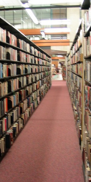 800px-Library_book_shelves