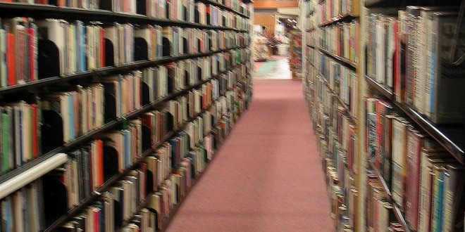 800px-Library_book_shelves