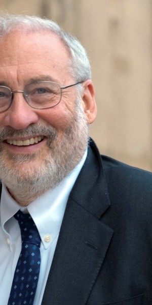 USA's Joseph Stiglitz, Nobel Prize winner for Economics, and President of the Commission on the Measurement of Economic Performance and Social Progress,  arrives at the Elysee Palace in Paris, France, Monday Sept. 14, 2009, for a meeting with France's President Nicolas Sarkozy and other members of the French government. (AP Photo/Philippe Wojazer,Pool)