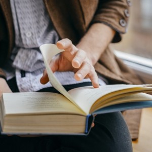 20150729211514-man-reading-book-hipster