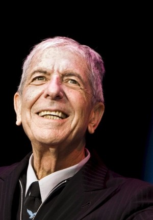 epa05626118 (FILE) A file picture dated 12 July 2008 shows Canadian poet-songwriter Leonard Cohen greeting the audience at the start of his concert in the Westergasfabriek in Amsterdam, Netherlands. Leonard Cohen has died aged 82 on 10 November 2016.  EPA/MARCEL ANTONISSE *** Local Caption *** 01411908