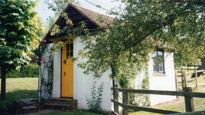 roald-dahl-writing-hut-exterior