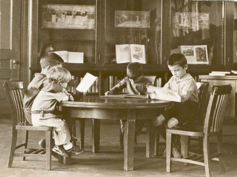 Деца в библиотеката NYPL