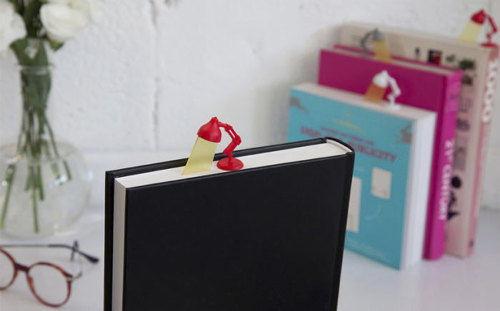 Защо пък книгоразделителят да не е лампичка :)