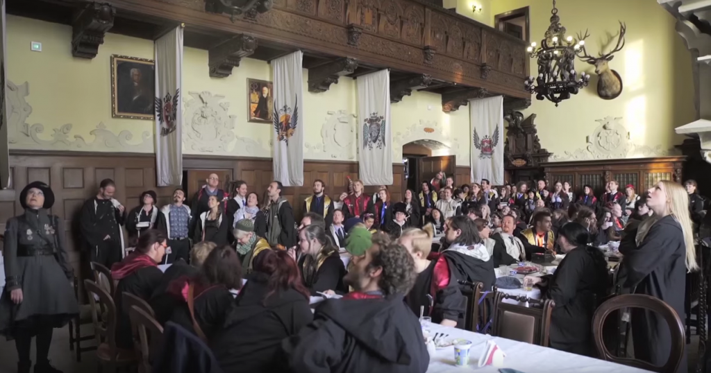 Голямата зала-столова изглежда точно като в книгите за Хари Потър