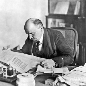 Lenin-reading-newspaper